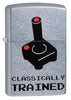 Zippo Feuerzeug Frontansicht ¾ Winkel verchromt mit farbiger Abbildung von einem Joystick in schwarz rot und einem schwarzen Schriftzug