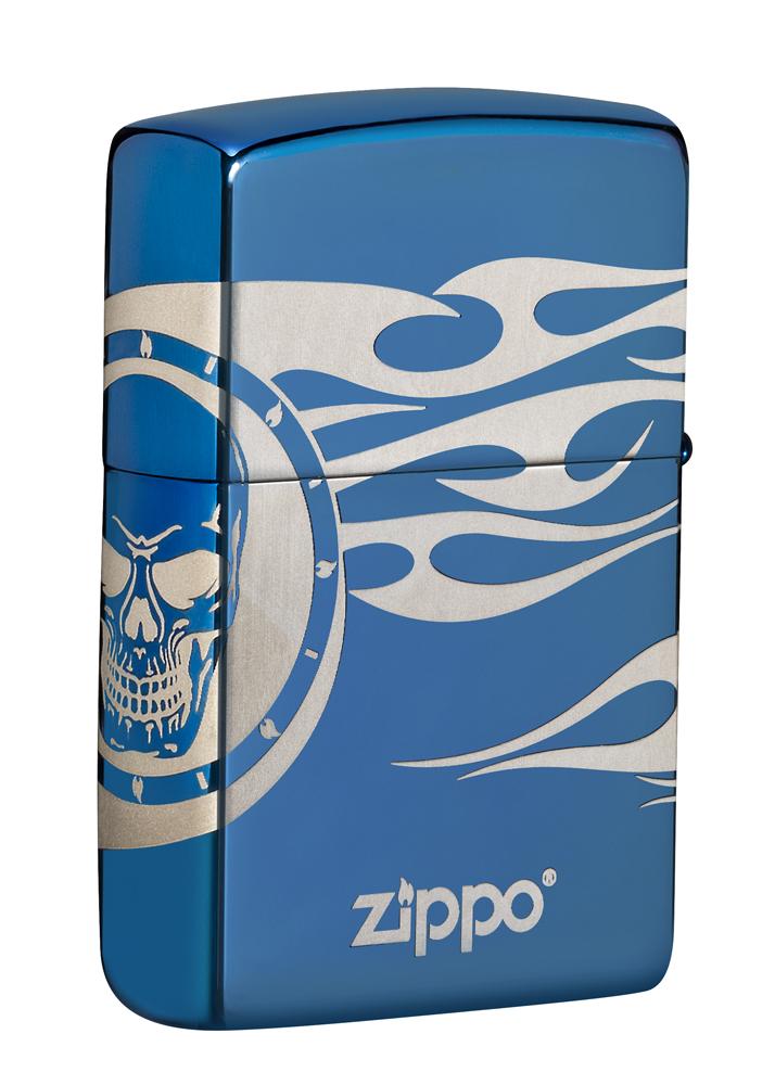 Frontansicht Zippo Feuerzeug blau Hochglanz Totenkopf mit Flammen eingraviert