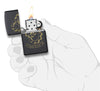 Zippo Feuerzeug Frontansicht schwarz matt geöffnet und angezündet mit verschlungenen Zahnrädern und "Made in USA" Schriftzug eingraviert in stilisierter Hand