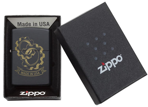 Zippo Feuerzeug Frontansicht schwarz matt mit verschlungenen Zahnrädern und 