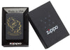 Zippo Feuerzeug Frontansicht schwarz matt mit verschlungenen Zahnrädern und "Made in USA" Schriftzug eingraviert in offenem Karton