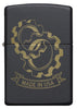 Zippo Feuerzeug Frontansicht schwarz matt mit verschlungenen Zahnrädern und "Made in USA" Schriftzug eingraviert
