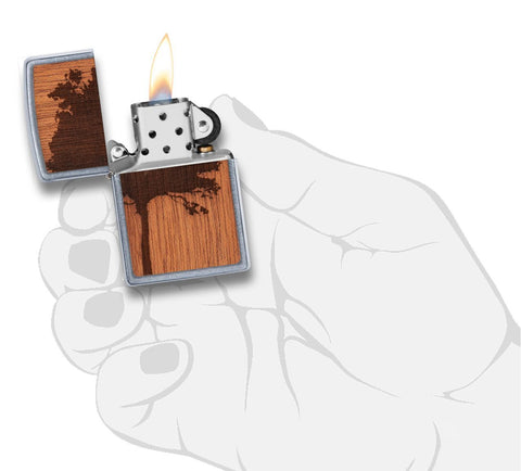 Zippo Woodchuck mit Baum geöffnet mit Flamme in stilisierter Hand
