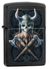 Zippo Feuerzeug Frontansicht ¾ Winkel Hochglanz schwarz mit Wikinger Totenkopf Abbildung, überkreuzten Äxten und schwarzen Schnörkeln im Hintergrund