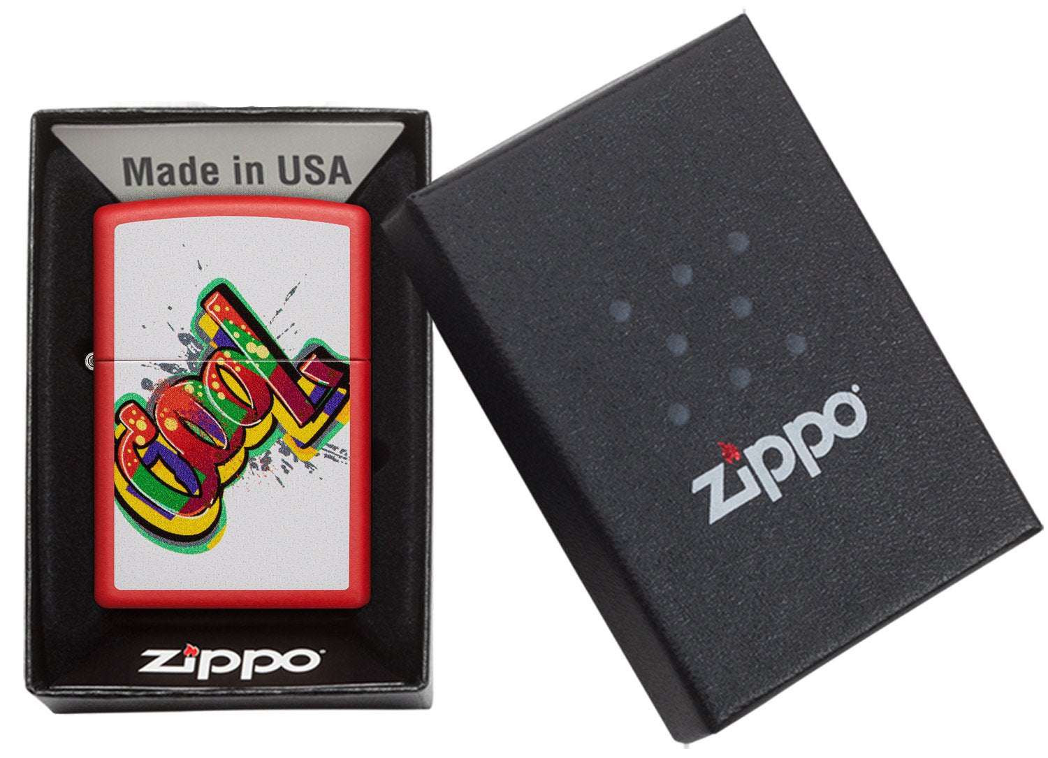 Zippo Feuerzeug Frontansicht rot matt mit "Cool" Schriftzug in verschiedenen Farben auf weißem Hintergrund in offenem Geschenkkarton