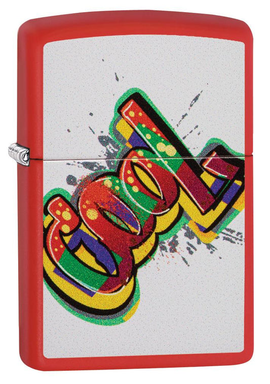 Zippo Feuerzeug Frontansicht ¾ Winkel rot matt mit "Cool" Schriftzug in verschiedenen Farben auf weißem Hintergrund