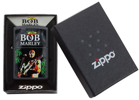 Zippo Feuerzeug Frontansicht schwarz matt mit Abbildung von Bob Marley mit Gitarre in offener Box