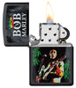 Zippo Feuerzeug Frontansicht schwarz matt geöffnet und angezündet mit Abbildung von Bob Marley mit Gitarre