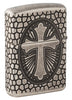 Zippo Armor® Feuerzeug Rückseite ¾ Winkel in chrom antik mit Kreuz Abbildung tief eingraviert in ovaler Form umgeben von Wabenmuster