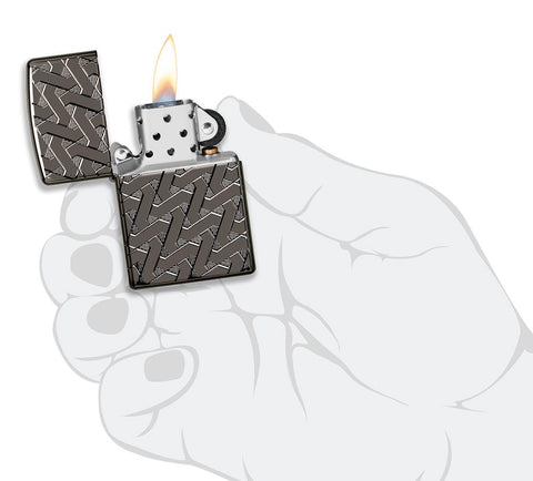  Zippo Feuerzeug grau glänzend mit verschlungenen Zick-Zack-Linien geöffnet mit Flamme in stilisierter Hand