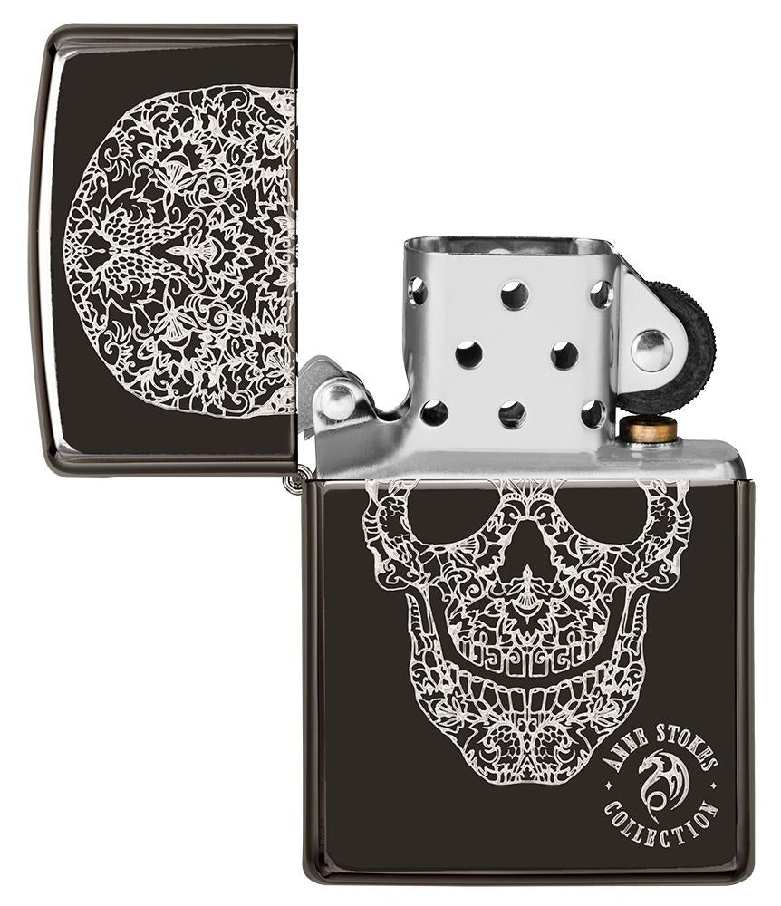 Zippo Feuerzeug Frontansicht Hochglanz schwarz geöffnet mit eingraviertem Totenschädel aus Schnörkeln designt von Anne Stokes