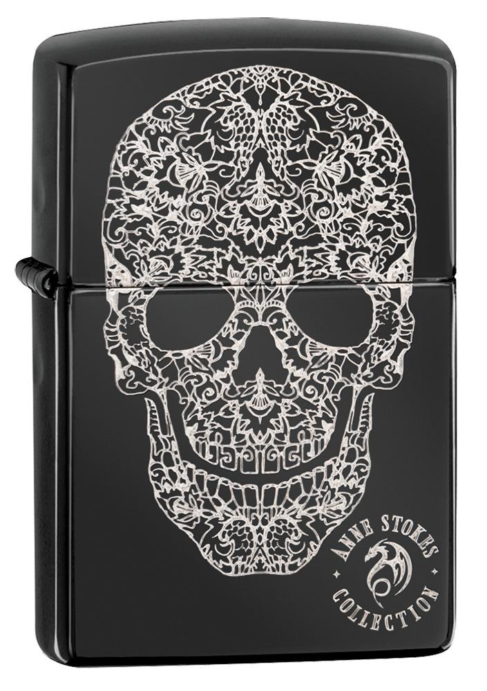 Zippo Feuerzeug Frontansicht ¾ Winkel Hochglanz schwarz mit eingraviertem Totenschädel aus Schnörkeln designt von Anne Stokes