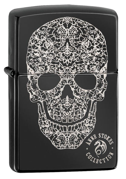 Zippo Feuerzeug Frontansicht ¾ Winkel Hochglanz schwarz mit eingraviertem Totenschädel aus Schnörkeln designt von Anne Stokes