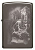 Frontansicht Zippo Feuerzeug grau glänzend Totenkopf als Bergmassiv, aus dem Tannen erwachsen