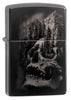 Frontansicht 3/4 Winkel Zippo Feuerzeug grau glänzend Totenkopf als Bergmassiv, aus dem Tannen erwachsen