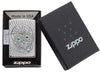Zippo Feuerzeug mit tief eingraviertem Totenkopf mit Augen aus Kristall Elementen in offener Box