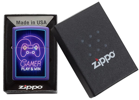 Zippo Feuerzeug lila mit Controller und dem Schriftzug Play & Win in offener Box