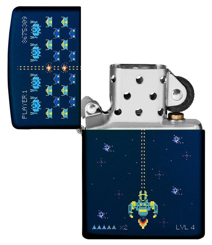 Zippo Feuerzeug Frontansicht geöffnet in dunkelblau mit Retro Motiv Computerspiel Raumschiff gegen Außerirdische