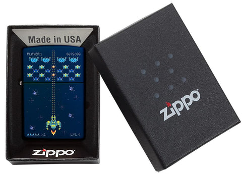 Zippo Feuerzeug Frontansicht in dunkelblau mit Retro Motiv Computerspiel Raumschiff gegen Außerirdische in offener Geschenkbox