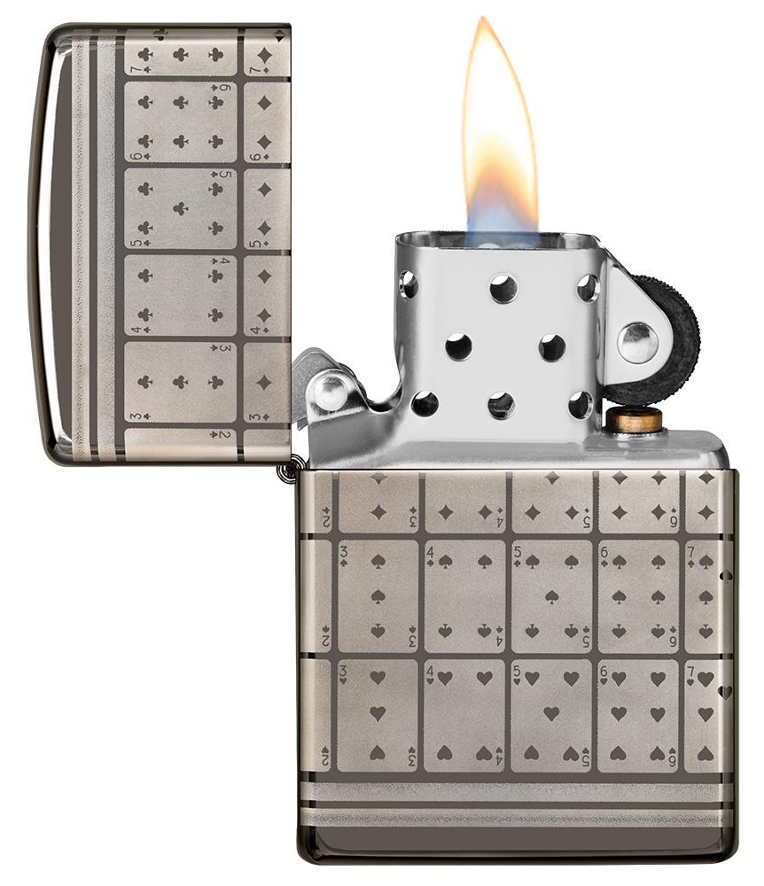Frontansicht Zippo Feuerzeug Black Ice mit Spielkarten Motiv geöffnet mit Flamme