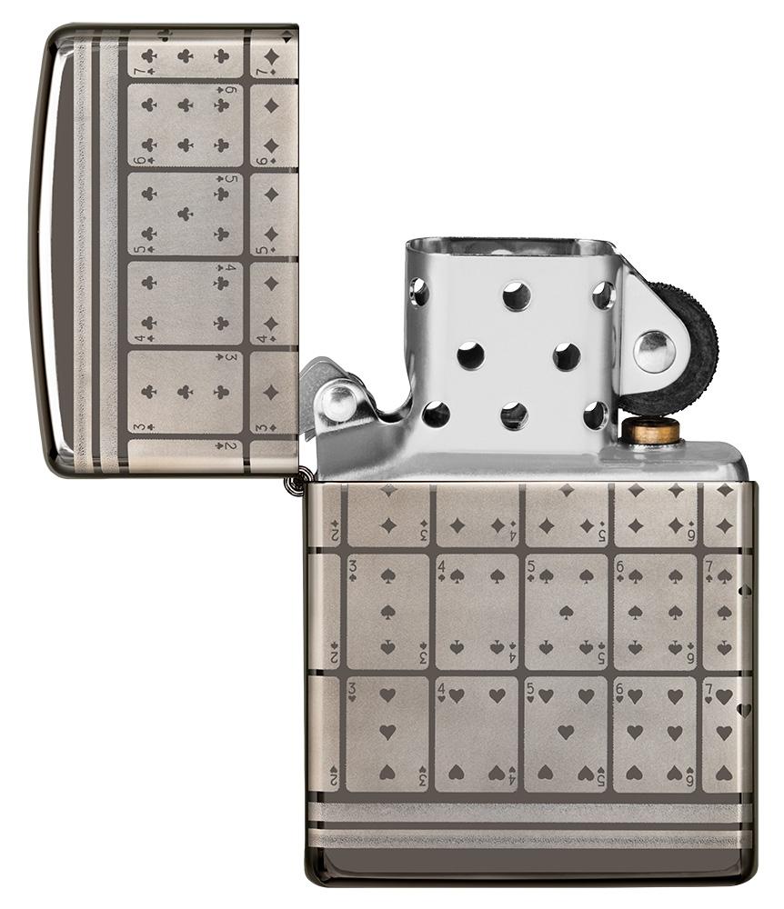 Frontansicht Zippo Feuerzeug Black Ice mit Spielkarten Motiv geöffnet