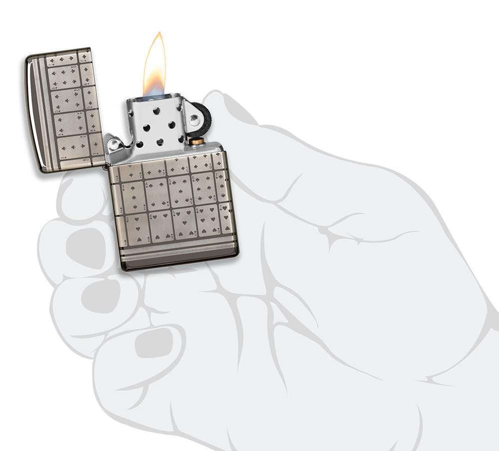 Frontansicht Zippo Feuerzeug Black Ice mit Spielkarten Motiv geöffnet mit Flamme in stilisierter Hand