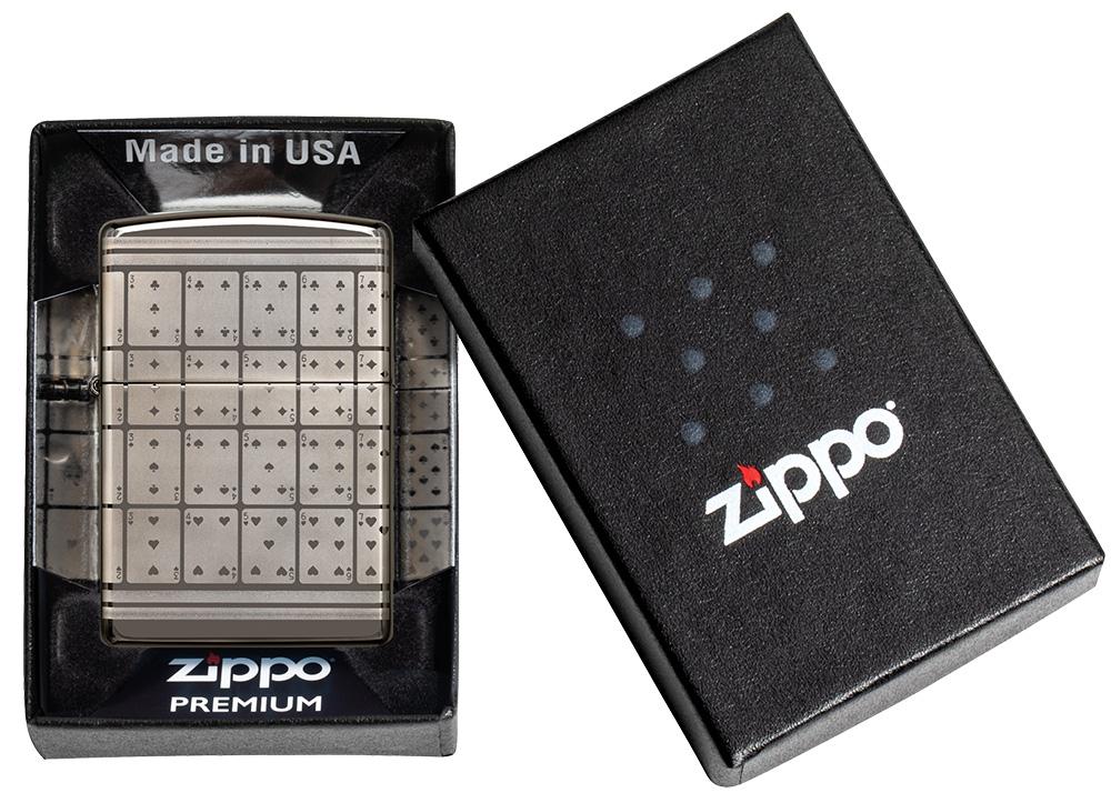 Frontansicht Zippo Feuerzeug Black Ice mit Spielkarten Motiv in geöffneter Geschenkverpackung