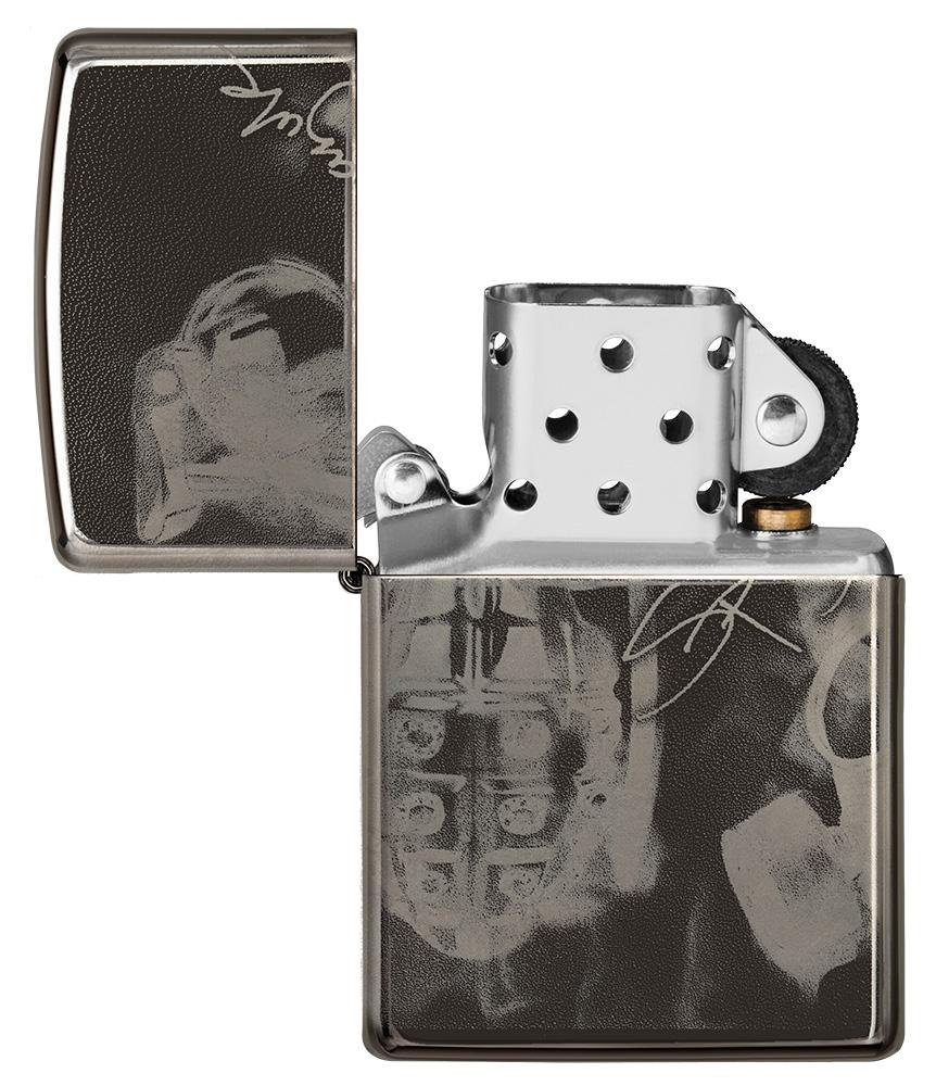 Frontansicht Zippo Feuerzeug High Polish Schwarz mit Design des Künstlers Spazuk geöffnet 