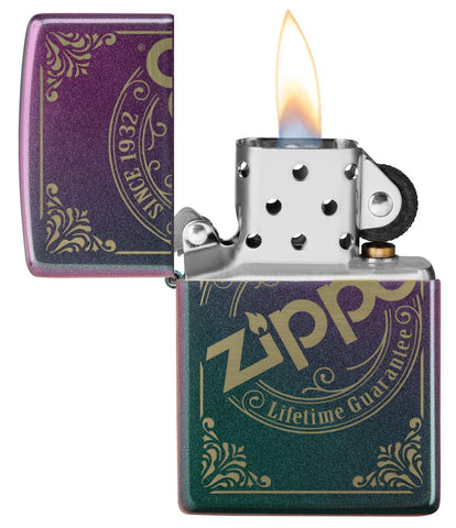 Frontansicht Zippo Feuerzeug Iridescent Matte mit Zippo Stempel Logo als Laser Gravur geöffnet mit Flamme