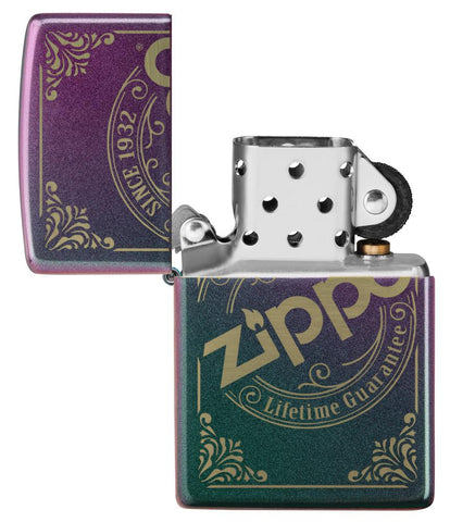 Frontansicht Zippo Feuerzeug Iridescent Matte mit Zippo Stempel Logo als Laser Gravur geöffnet