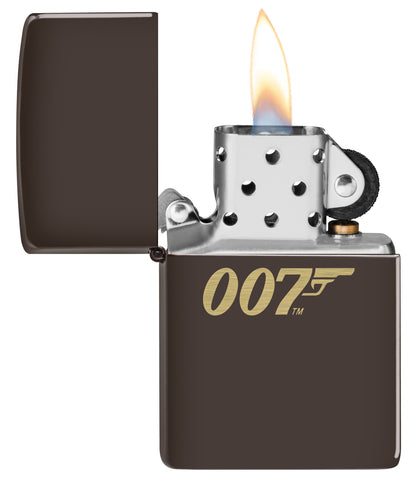 Vue de face du briquet tempête Zippo James Bond 007™ ouvert, avec flamme