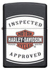 Frontansicht Zippo Feuerzeug Schwarz Matt mit Harley Davidson Logo und Inspected Approved Schriftzug