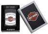 Frontansicht Zippo Feuerzeug Schwarz Matt mit Harley Davidson Logo und Inspected Approved Schriftzug in geöffneter Zippo Geschenkebox 