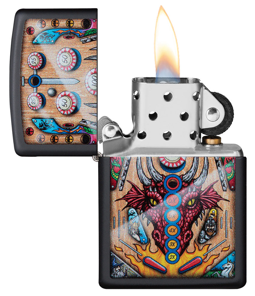 Zippo Feuerzeug Pinball Flipper Design mit Drachenkopf geöffnet mit Flamme