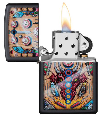Zippo Feuerzeug Pinball Flipper Design mit Drachenkopf geöffnet mit Flamme