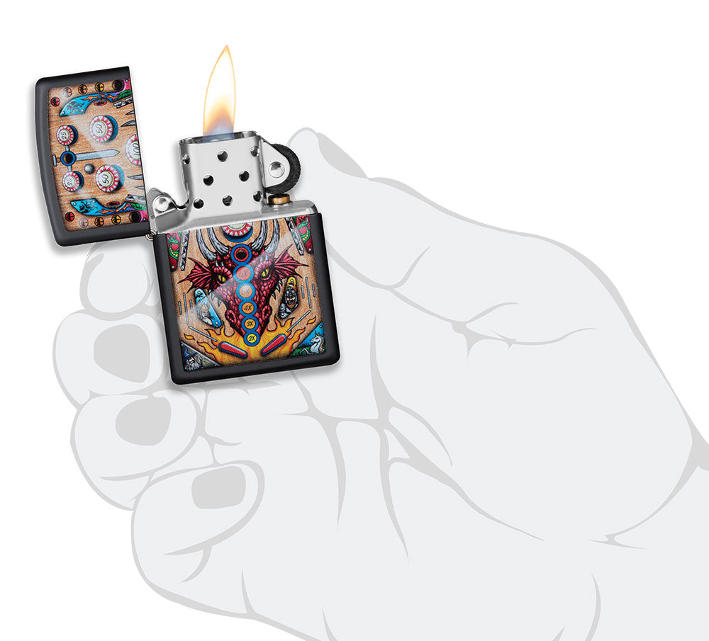 Zippo Feuerzeug Pinball Flipper Design mit Drachenkopf geöffnet mit Flamme in stilisierter Hand