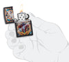 Zippo Feuerzeug Pinball Flipper Design mit Drachenkopf geöffnet mit Flamme in stilisierter Hand