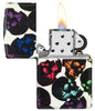 Zippo Feuerzeug Skulls Design mit einigen bunten Totenköpfen leuchten in der Nacht geöffnet mit Flamme