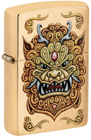 ¾ Ansicht des winddichten Feuerzeugs Foo Dog Design, das einen kaiserlichen goldenen Löwen im Stil der chinesischen Kunst zeigt.