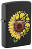 Zippo Feuerzeug Frontansicht ¾ Winkel mit aufgedruckter gelben Sonnenblume und Totenköpfen auf einem schwarz mattem Hintergrund