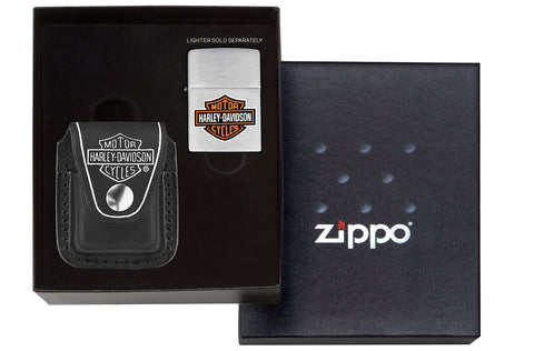 Frontansicht Zippo Geschenkbox mit Harley-Davidson® Leder Pouch schwarz
