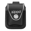 Frontansicht Zippo Lederpouch schwarz mit Zippo Logo und Druckknopf