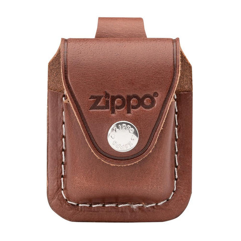Frontansicht Zippo Lederpouch braun mit Zippo Logo und Druckknopf