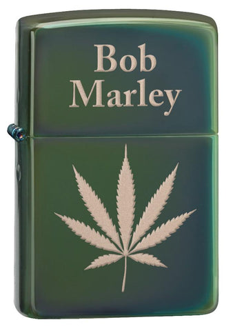 Zippo Feuerzeug Frontansicht ¾ Winkel Hochglanz Grün mit Bob Marley Schriftzug und großem Cannabis Blatt