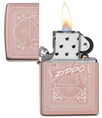 Frontansicht Zippo Feuerzeug Streichholzschachtel mit Logo Rose Gold geöffnet mit Flamme