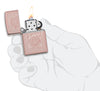 Frontansicht Zippo Feuerzeug Streichholzschachtel mit Logo Rose Gold geöffnet mit Flamme in stilisierter Hand