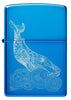 Zippo Feuerzeug Frontansicht Wal Design glänzend hellblau mit einem eingravierten Wal mit runden Wellen