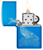 Zippo Feuerzeug Wal Design glänzend hellblau mit einem eingravierten Wal mit runden Wellen geöffnet mit Flamme