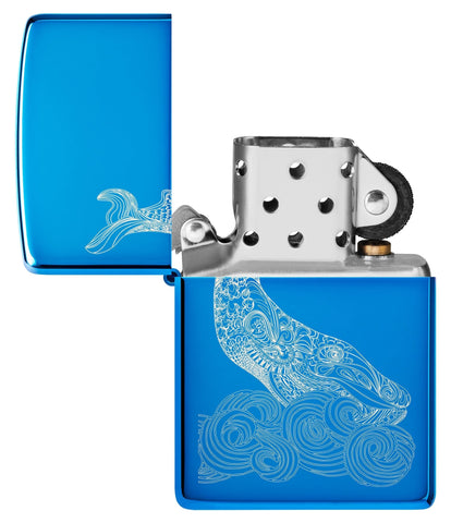 Zippo Feuerzeug Wal Design glänzend hellblau mit einem eingravierten Wal mit runden Wellen geöffnet ohne Flamme