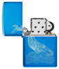 Zippo Feuerzeug Wal Design glänzend hellblau mit einem eingravierten Wal mit runden Wellen geöffnet ohne Flamme